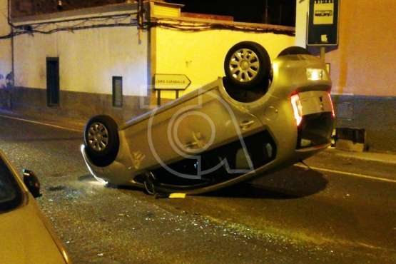 Aparatoso vuelco de un turismo en la carretera general de La Pardilla (Foto TA)